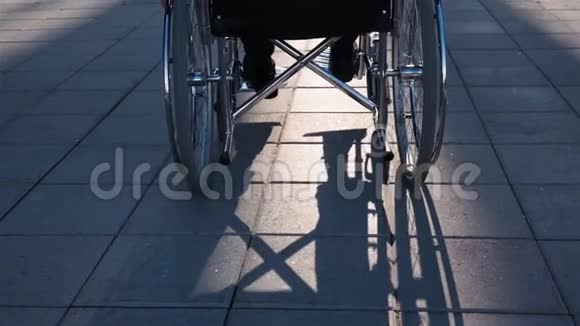 一个残疾人在现代玻璃建筑前的后视角用于商业交易视频的预览图