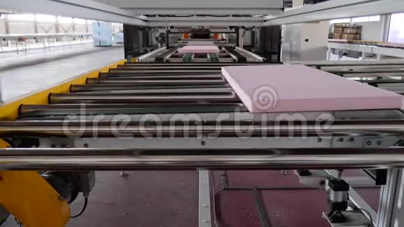 聚苯乙烯泡沫在工厂的输送线上移动视频的预览图