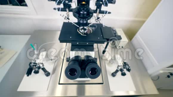 现代科学显微镜黑色目镜的正面视图视频的预览图