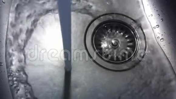 厨房水槽从水龙头喷出的水特写视频真实生活视频的预览图