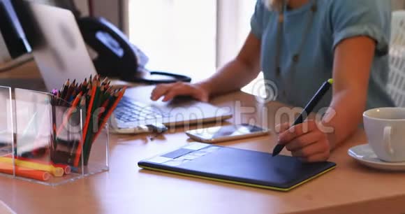 女高管在办公桌前工作工作时间为4k视频的预览图