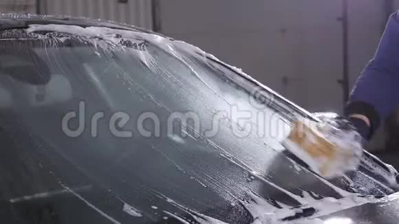 一个人洗了汽车玻璃手动洗车的概念视频的预览图