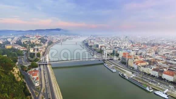 空中镜头显示匈牙利布达佩斯城堡山多瑙河附近的历史布达城堡视频的预览图