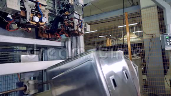 一个有换刀头的机器人钢加工机器的侧面视图视频的预览图
