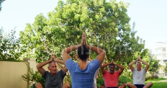 在花园4k进行瑜伽训练和老年人视频的预览图