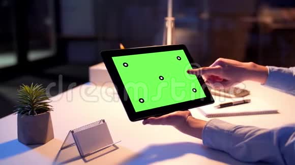 平板电脑上有绿色屏幕的女商人视频的预览图