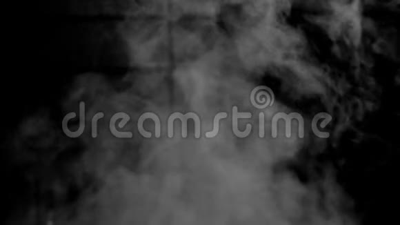 黑色背景上漂浮着抽象的烟雾视频的预览图