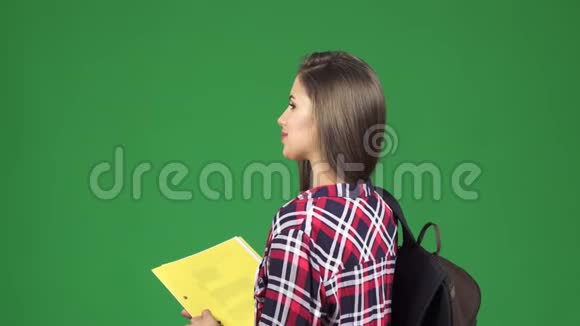 美丽开朗的女学生微笑在她的肩膀上视频的预览图