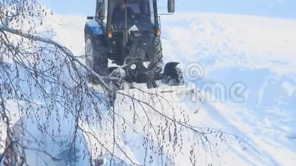 拖拉机清除道路上的积雪视频的预览图