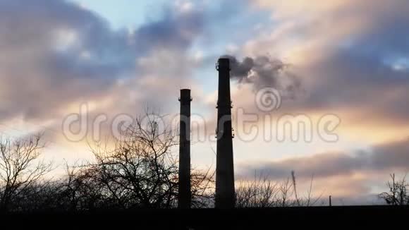 工业筒烟囱排烟延时视频的预览图