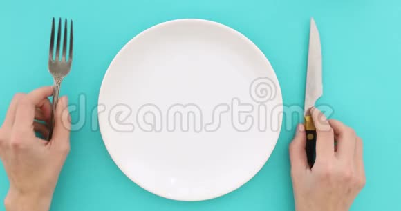 女性手拿餐具和空盘子视频的预览图
