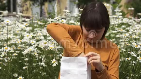 在户外吃汉堡包的女人在卡莫米尔斯旁边视频的预览图
