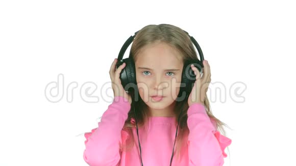 宝宝听耳机里的音乐白色背景慢动作视频的预览图