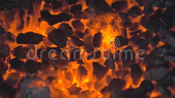灰烬在褪色的火焰中发光视频的预览图