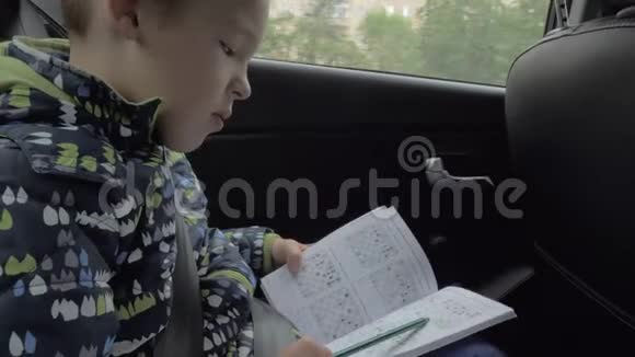 儿童在汽车旅行中解决象棋难题视频的预览图