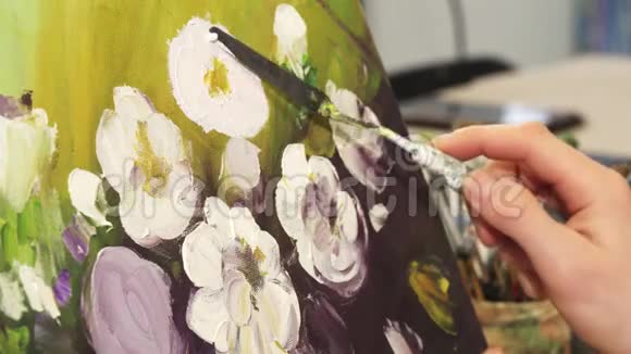 一位从事绘画工作的专业艺术家视频的预览图