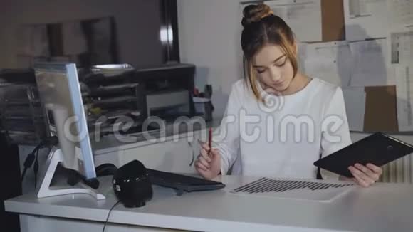 年轻的女青少年在办公室里用电脑和平板电脑工作4K视频的预览图