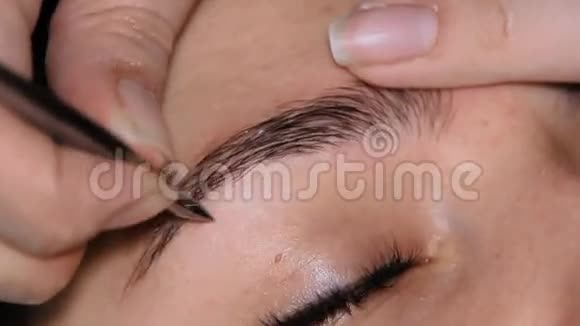 美容师眉毛护理视频的预览图