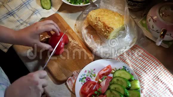 厨房里的女人切黄瓜和西红柿视频的预览图