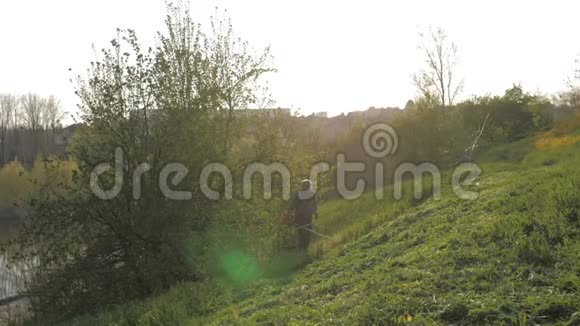 割草机日落时分工人在绿院割草视频的预览图