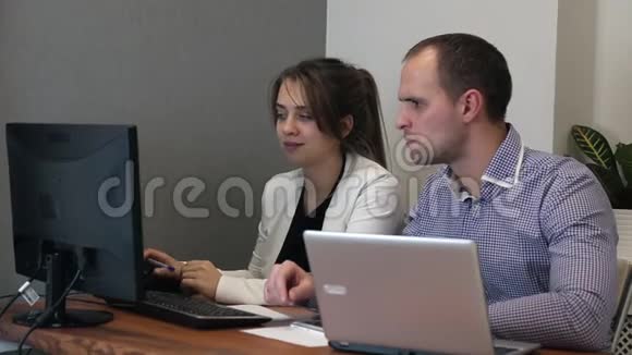 设计师在一个项目上合作在创意办公室里工作电脑视频的预览图