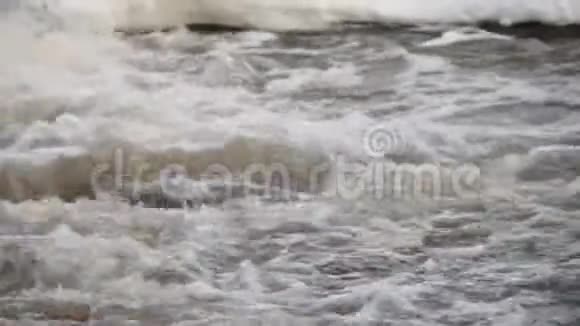从大坝敞开的闸门流出的水视频的预览图