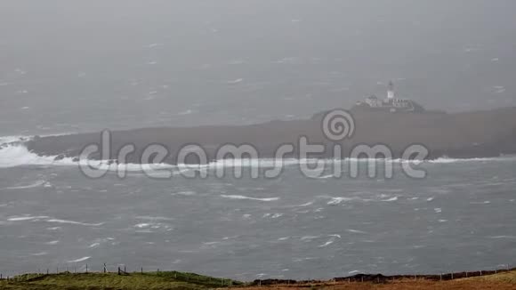 秋天卡卢姆风暴期间斯凯岛上的尼斯特点和灯塔的异常景观视频的预览图