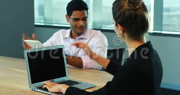 女商人与她的同事在会议室互动视频的预览图