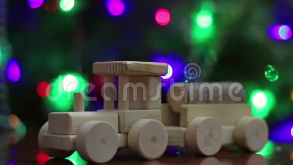 新年灯光背景下木制玩具视频的预览图