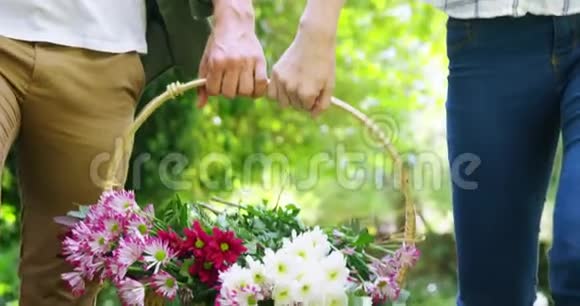 一对夫妇拿着装满鲜花的篮子视频的预览图