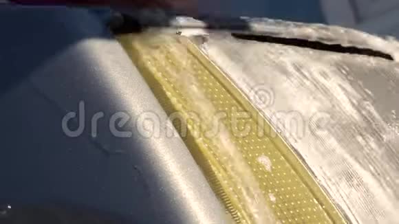 洗车灰脏红刷水视频的预览图