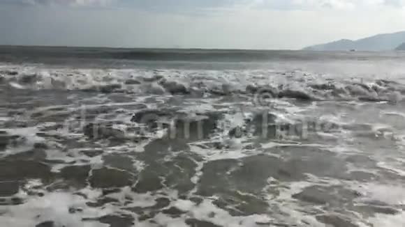 海和逼近的海浪视频的预览图