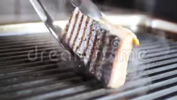 厨师在烤架上烤鲑鱼视频的预览图