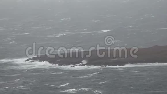 秋天卡卢姆风暴期间斯凯岛上的尼斯特点和灯塔的异常景观视频的预览图