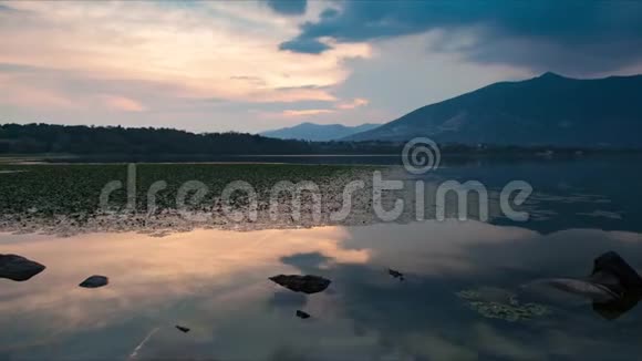 日落时分直到夏天湖面上的蓝色时刻视频的预览图