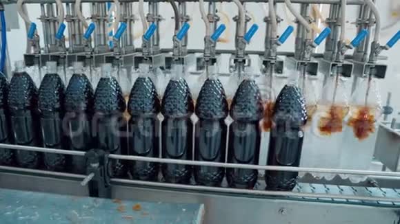 碳酸饮料的生产线瓶子里的水和苏打水视频的预览图