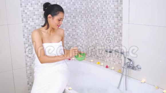 漂亮女人在浴缸里撒温泉盐视频的预览图