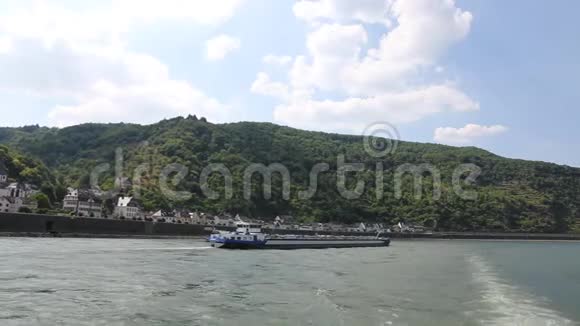 从沿着莱茵河行驶的船上看视频的预览图