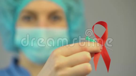 女医生手持红丝带国际艾滋病艾滋病毒宣传标志视频的预览图