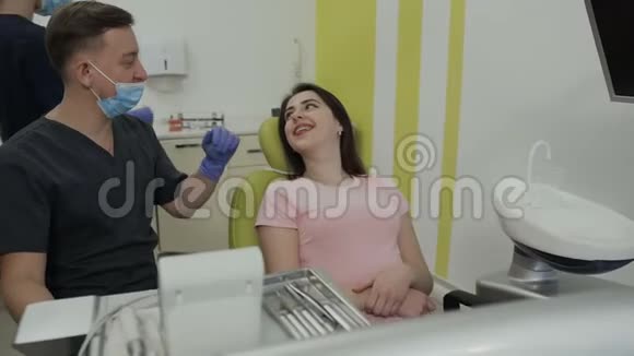 助理牙医为病人准备牙齿治疗视频的预览图