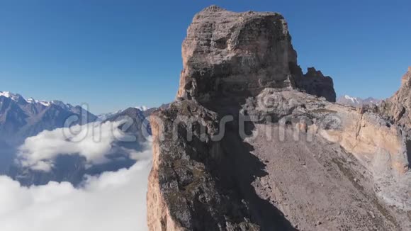 空中飞行的镜头飞越山峰之间的云层视频的预览图