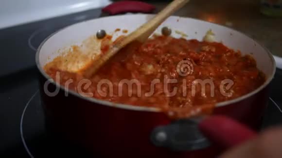 锅中鸡拌番茄酱炉顶视频的预览图