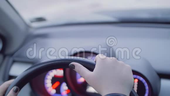 两个女人的手都在开始移动的汽车方向盘上视频的预览图