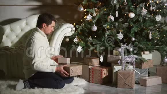 把圣诞礼物放在树下的人视频的预览图