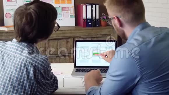 移动应用开发人员向同事解释他的设计理念视频的预览图