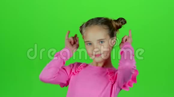 小女孩竖起大拇指做鬼脸绿色屏幕视频的预览图