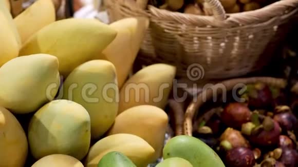 乡村摊上的水果和蔬菜将新鲜成熟的水果和蔬菜放在东方乡村的摊位上视频的预览图