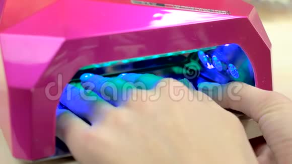 女性手指在粉红色烘干机视频的预览图