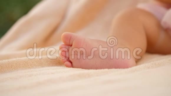 柔和的焦点一个小宝宝脚在光罩背景上的特写视频的预览图