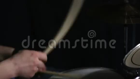 鼓手在鼓包上演奏视频的预览图